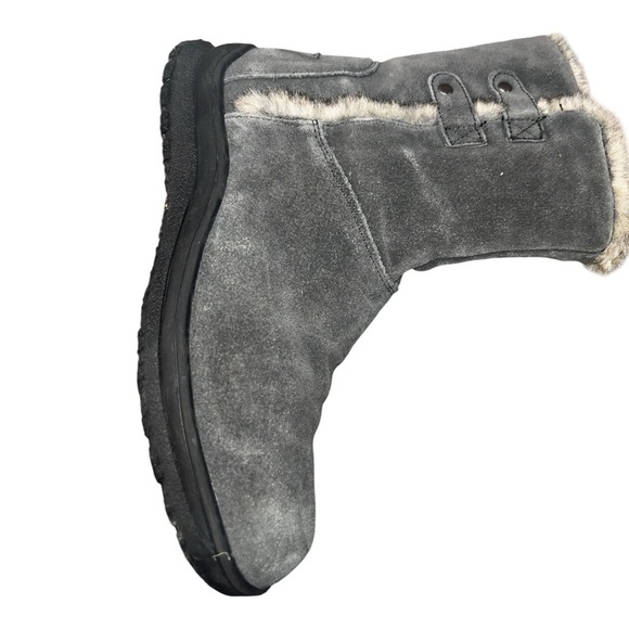 Women Minnetonka Gray Suede Faux-Fur Lined Boots — Size 8M women’s